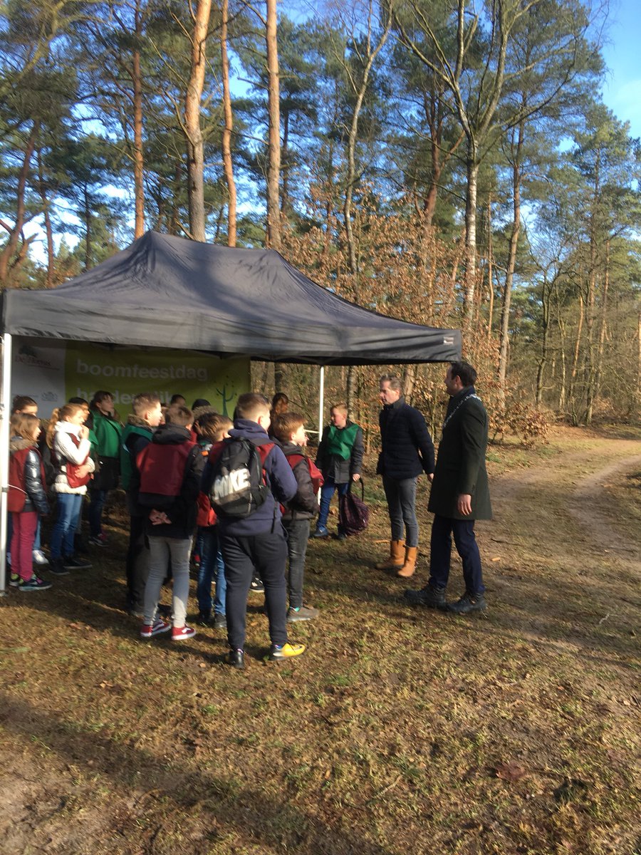 Vandaag #boomplantdag in het Harderwijkerbos, 8e groepers uit #Harderwijk planten jonge boompjes.9 scholen deden aan deze activiteit mee, <a href="/jeroendj/">Jeroen</a> en <a href="/HarmJanvSchaik/">Harm-Jan vSchaik 🕊️</a> geven uitleg aan de kinderen.