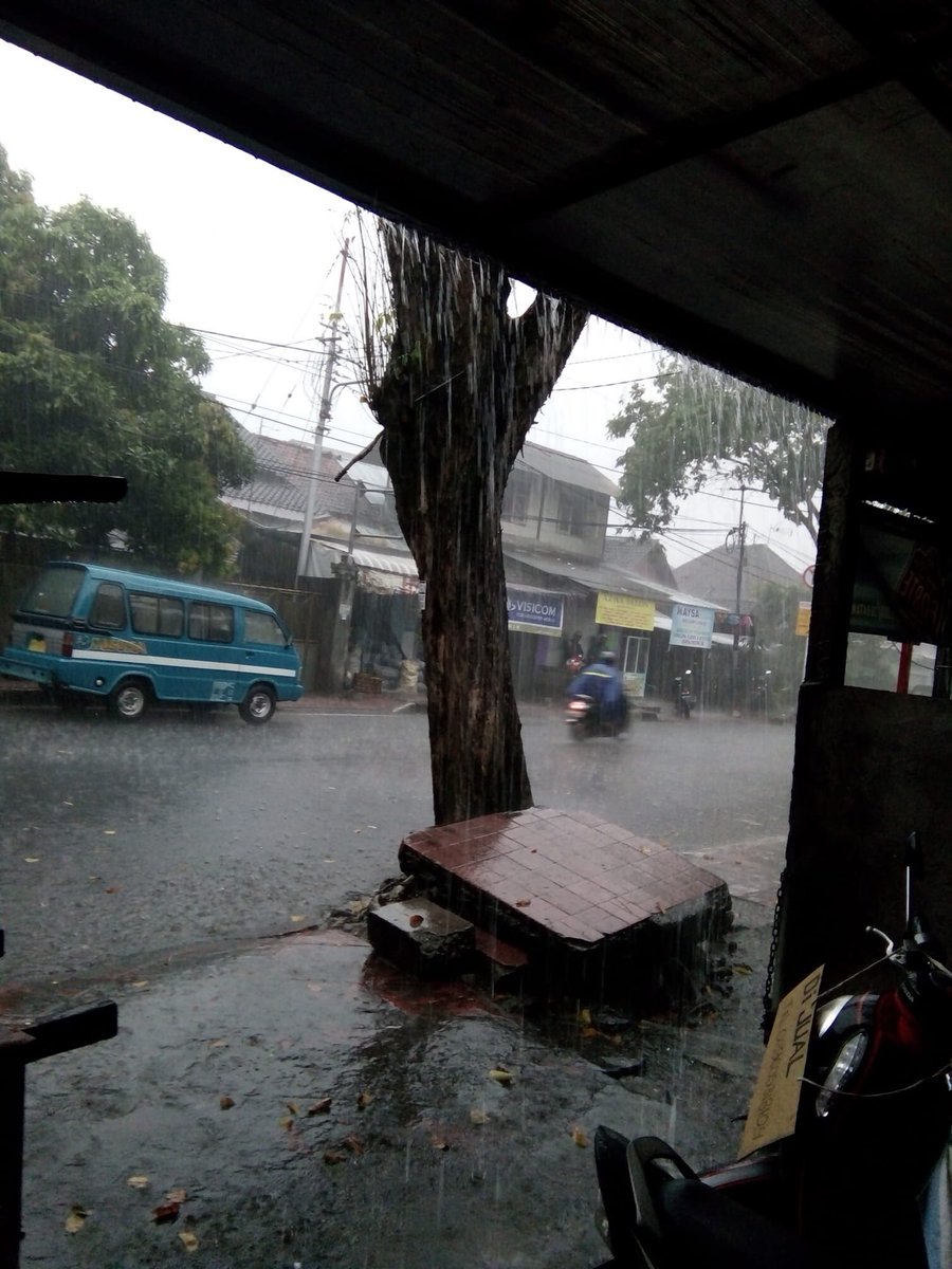 Kok masih ada trotoar seperti ini di kota denpasar? Mohon atensi, lokasi jalan ahmad yani selatan. @prodenpasar