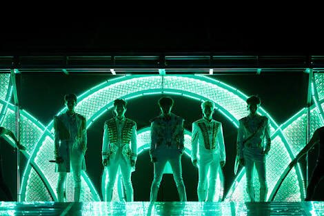 whenshinee's tweet photo. Why is SHINee called SHINee?

In the english language, when you add -ee to something, it becomes the recipient of. Like trainee receives training, employee- employement, like SHINee - Shine - light.

SHINee are called SHINee bc they are the ones who receive light. https://t.co/23kUsjmJgY