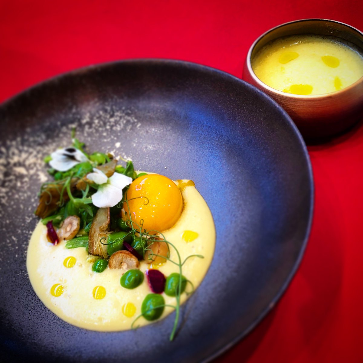 FusionFreshES's tweet photo. El pasado 5 de marzo celebramos la 2ª edición de #FusiónFresh. Uno de los #showcooking que realizamos fue “Verduras, frutas y AOVE. Usos gastronómicos”, a cargo de @Dgpeinado, el chef del AOVE con productos de @HnosGallegoFdez. Lo puedes volver a ver aquí: https://t.co/6mKc6Q8QzW https://t.co/oIY9UWzH9S