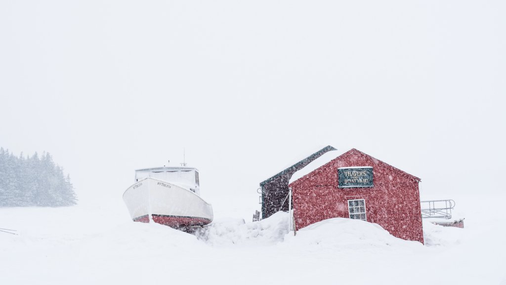 Linguists Impressed to Find Mainers Have Over 70 Swear Words for Snow newmainenews.com/2018/03/14/lin…
