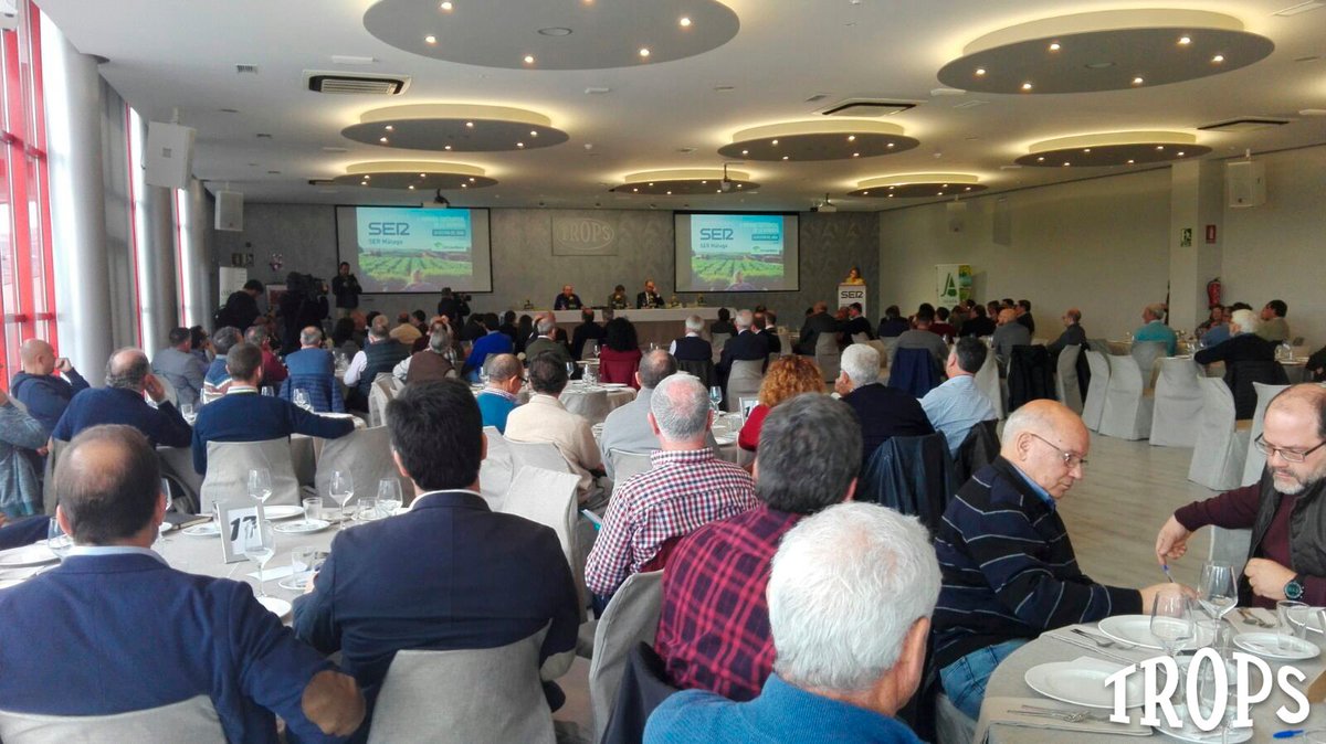 fTROPS's tweet photo. ✔️Lleno absoluto en la II Jornada Subtropical de la Axarquía que organiza @La_SER y que se está celebrando hoy en nuestro salón de actos.

📸El consejero de Medio Ambiente de @AndaluciaJunta, @Josefislop, ha dado una conferencia y atendido a los medios tras la apertura. https://t.co/Ubqyl0g7nv