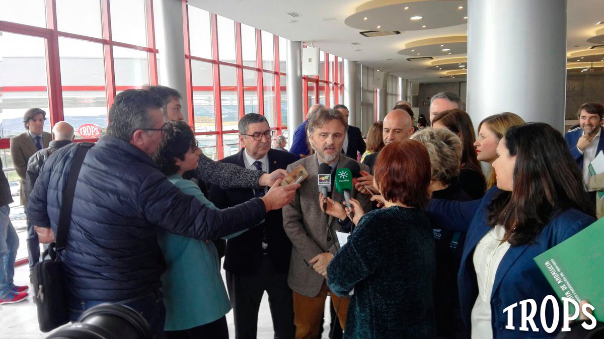 fTROPS's tweet photo. ✔️Lleno absoluto en la II Jornada Subtropical de la Axarquía que organiza @La_SER y que se está celebrando hoy en nuestro salón de actos.

📸El consejero de Medio Ambiente de @AndaluciaJunta, @Josefislop, ha dado una conferencia y atendido a los medios tras la apertura. https://t.co/Ubqyl0g7nv