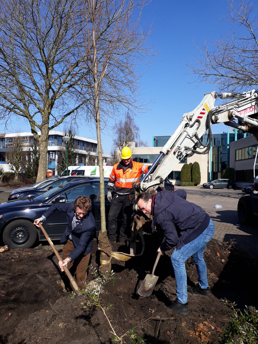 OBRLeusden's tweet photo. Boomfeestdag 2018, de eerste boom van de 25 is door @janoverweg geplant op de Speelkamp in @Gem_Leusden. #boomfeestdag #sightls https://t.co/vIIwQjP4xR