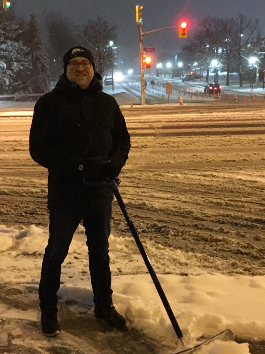 2new2bknown's tweet image. My colleagues Alain Robineau and Cesar Hernandez, clearing the way for Negotiations! @CUPE2424 #carletonstrike