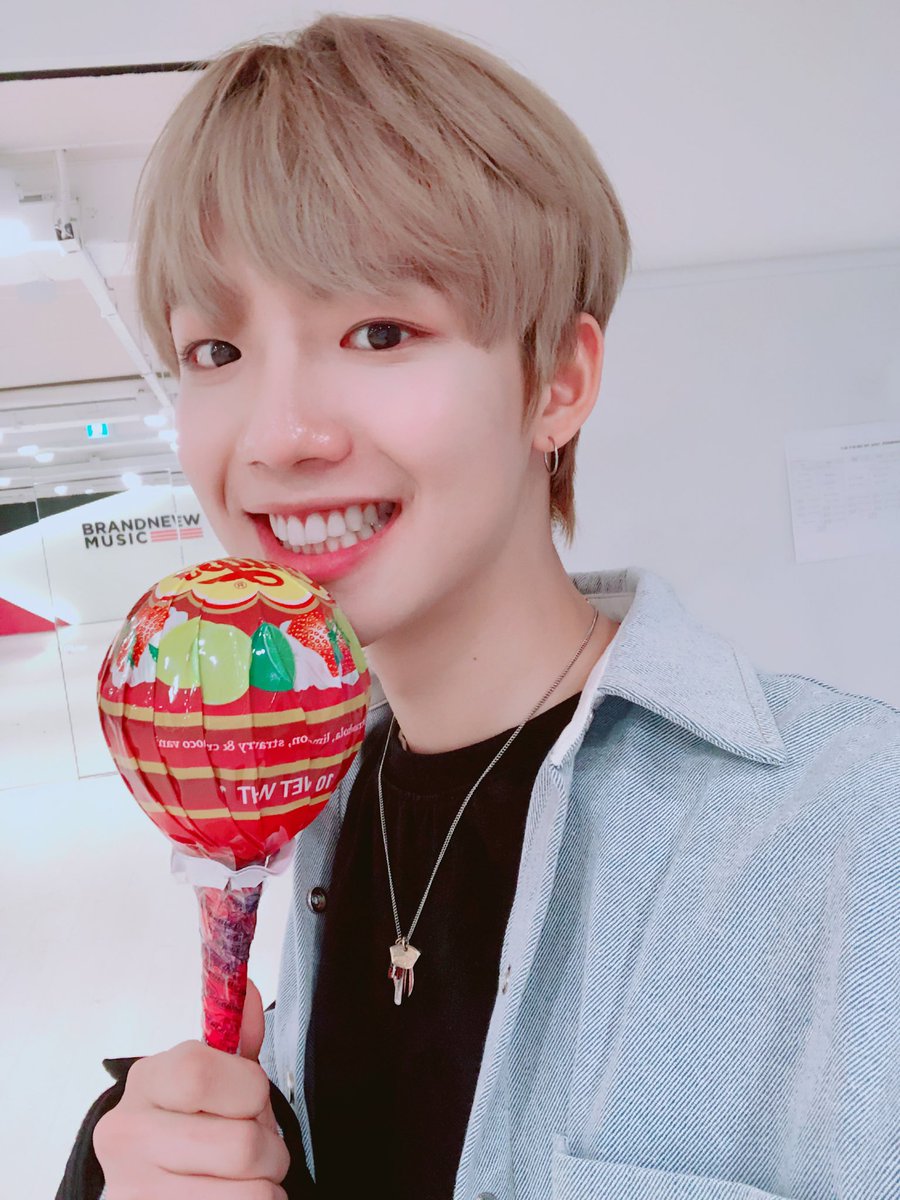 bnmboysofficial's tweet photo. [#MXM/#임영민] 선물이 도착했습니다!!! 화이트데이!!! 맞이 선물로 찾아온 영민이에요!! 날씨마저 달콤한 오늘 모두 행복한 하루 보내세요🍬 https://t.co/aJdXt8I8du