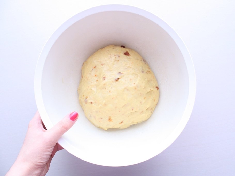 nellavaligiadig's tweet photo. #Buongiorno con un profumatissimo #impasto.

Dopo la #slovacca "Veľkonočná čokoládová bábovka" e i #britannici #HotCrossBuns quale sarà la #ricetta di domani?

Ogni #giovedì di #marzo una #ricettapasquale che racconta i #sapori tradizionali #oltreconfine. #Travel #TravelBlog https://t.co/nFMhxXv2ES