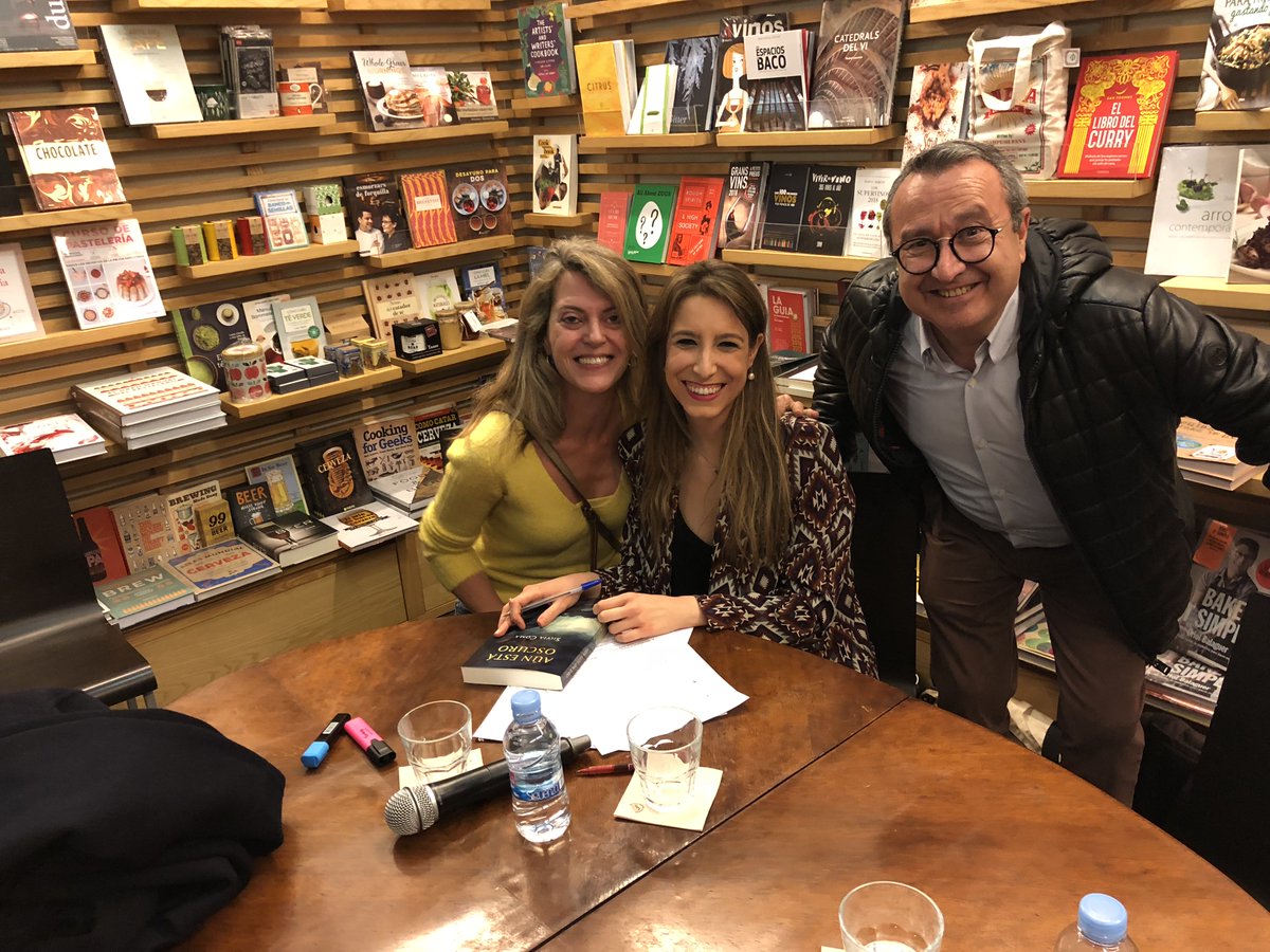 <a href="/DgePlv/">dgé-plv</a> Acompañando a nuestra amiga <a href="/SilviaComa/">Silvia Coma</a> en la presentación de su novela "Aun está oscuro". 
Nos dejó con ganas de empezar a disfrutar de su lectura.