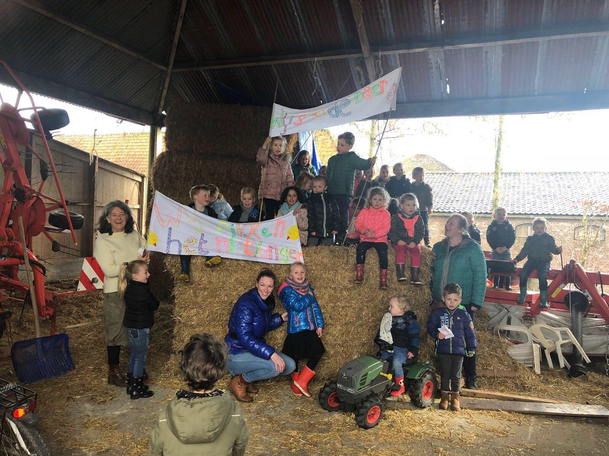 CBSDeFlambouw's tweet image. "Wij pikken het niet langer!" Onze kleuterkuikens zijn vandaag de boer op gegaan voor het onderwijs! @AObtweets @CNVOnderwijs #pofront #staking
