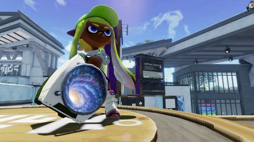 SplaToomlp's tweet image. この武器は「ブラックホールスロッシャー」。全てを吸い込んでしまうブラックホールを産み出す武器だ。気に入らないプレイヤーやステージギミックを吸い込んで、試合を有利に進めよう。