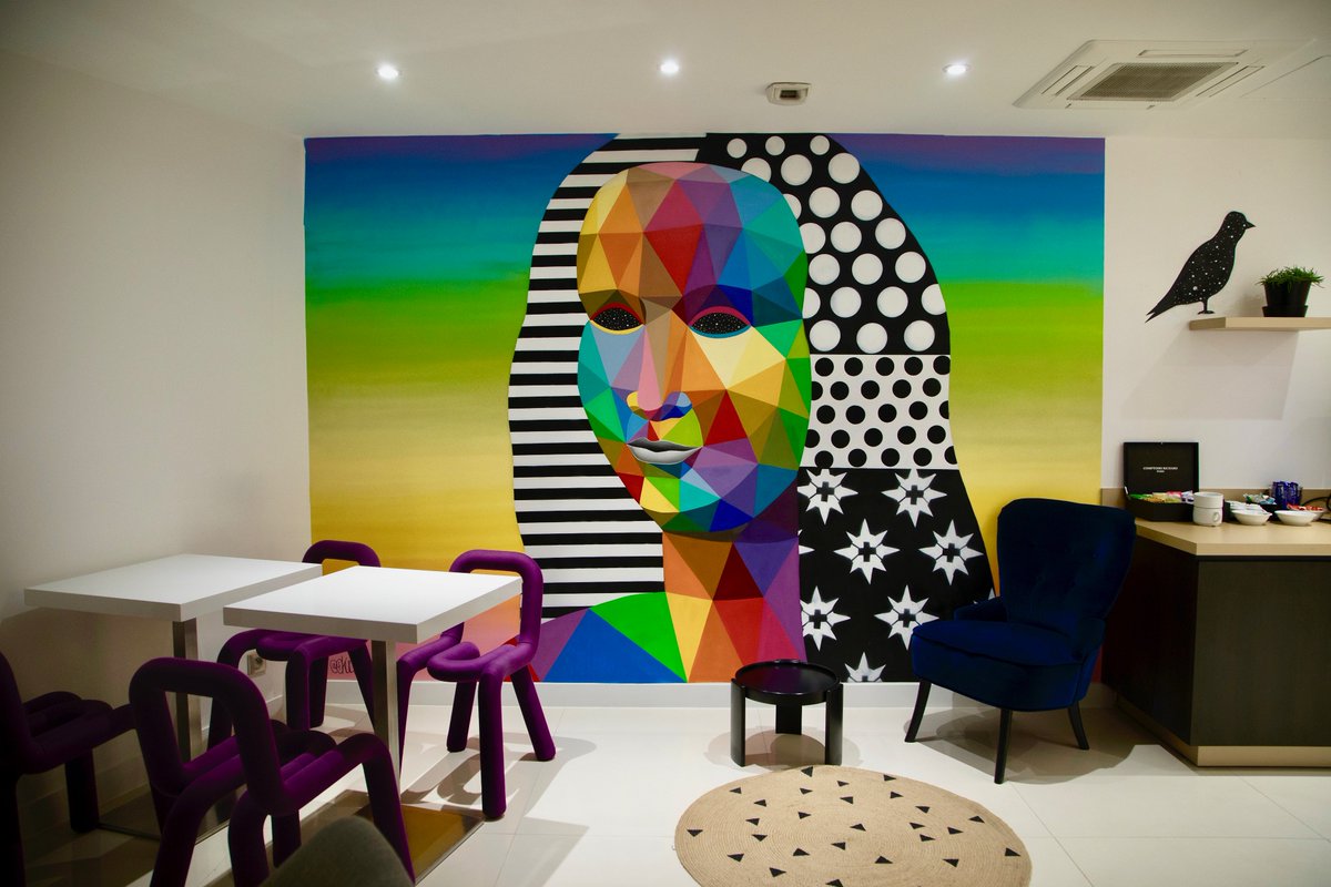bynightgallery's tweet photo. Le lobby de l’@hotelchaillot à Paris s'est embelli depuis peu, grâce aux fresques in situ réalisées par l’artiste espagnol @OKUDART. L'hôtel a fait appel à @bynightgallery @inkandmovement &amp; @aerarchitecture pour créer un projet inédit où dialogue art et architecture #design #art https://t.co/JGIhWNRQ8M
