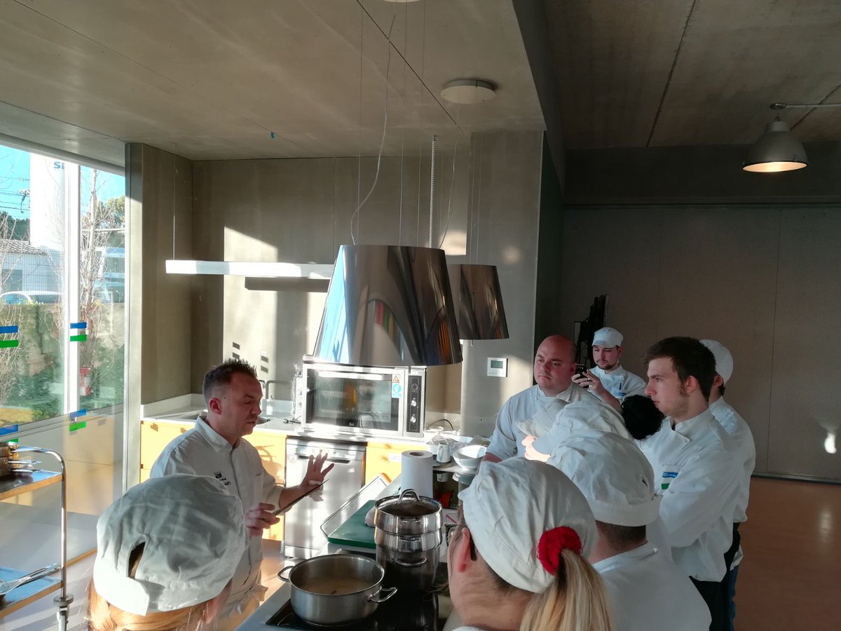 EsmentEscola's tweet photo. Nos ha visitado Tomeu Martí de @ArumeSushi. Hemos tenido la ocasión de aprender acerca de sus primeras experiencias con Japón y como empresario. ¡Gracias Tomeu por tú clase! https://t.co/HAo55YJ7hn