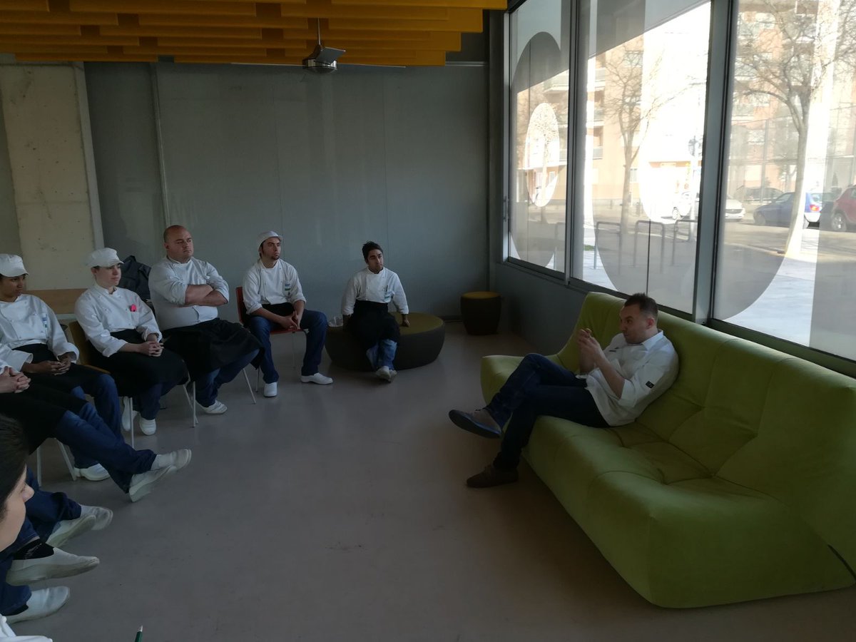 EsmentEscola's tweet photo. Nos ha visitado Tomeu Martí de @ArumeSushi. Hemos tenido la ocasión de aprender acerca de sus primeras experiencias con Japón y como empresario. ¡Gracias Tomeu por tú clase! https://t.co/HAo55YJ7hn