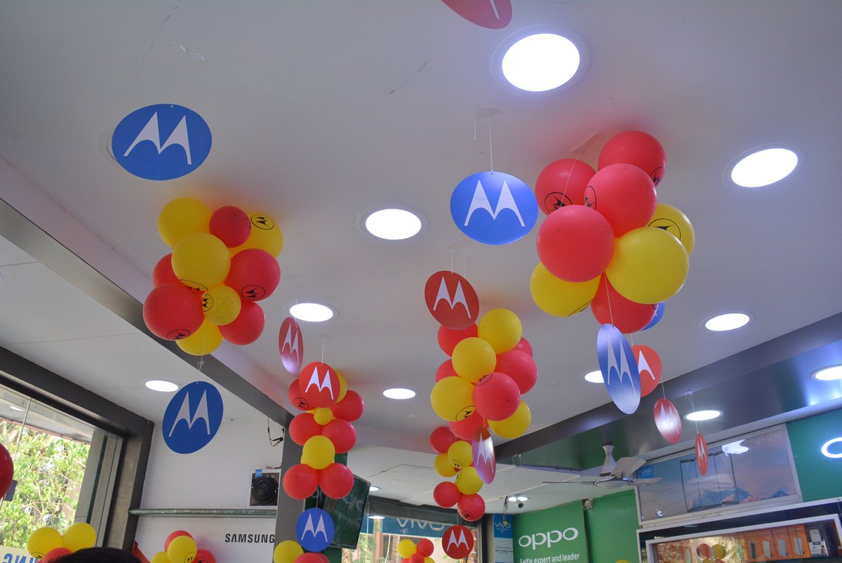 motorolaindia's tweet photo. Mumbai, say hello to the newest  #MotoHub at Unique Mobile Gallery, Seawood in Navi Mumbai! Now, check out your favourite Motorola smartphones, including the newly launched Limited Edition #MotoZ2Force with #MotoTurboPowerMod! How exciting does that sound? #MumbaiTakeover https://t.co/hixAaX4GHe