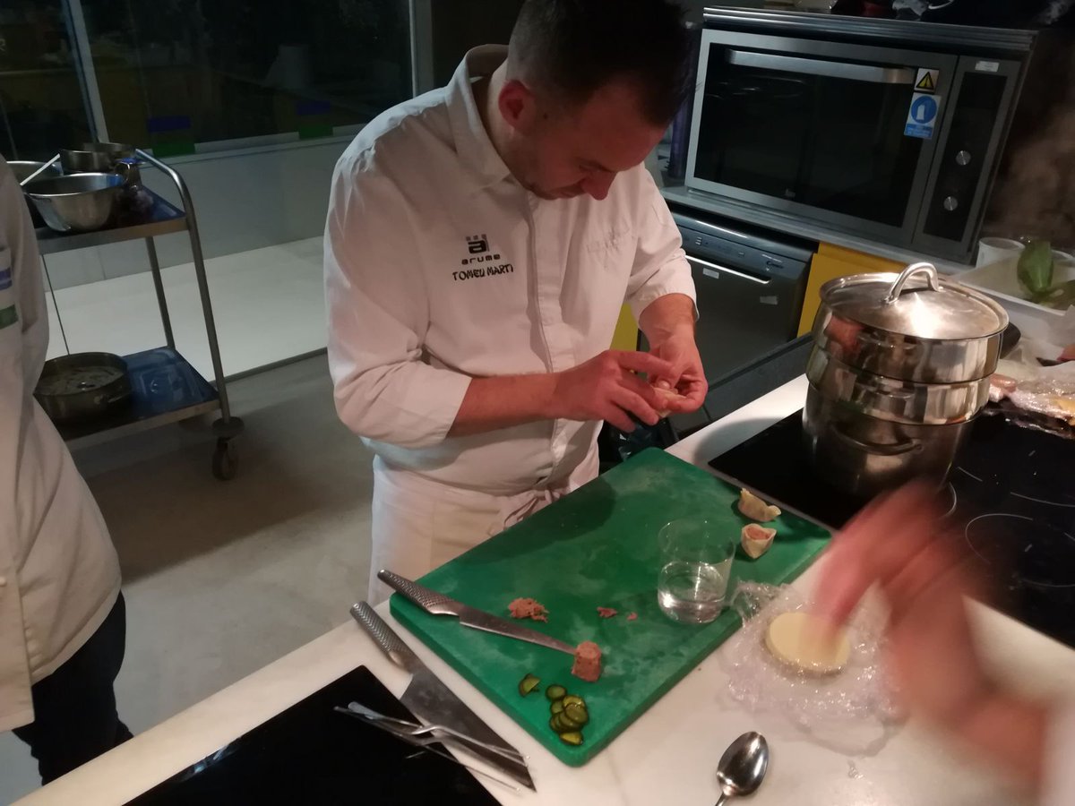 EsmentEscola's tweet photo. Cocinando fusiones con Tomeu Martí @ArumeSushi . Oriental vs. mallorquín ;) https://t.co/xtZvQOWVxl