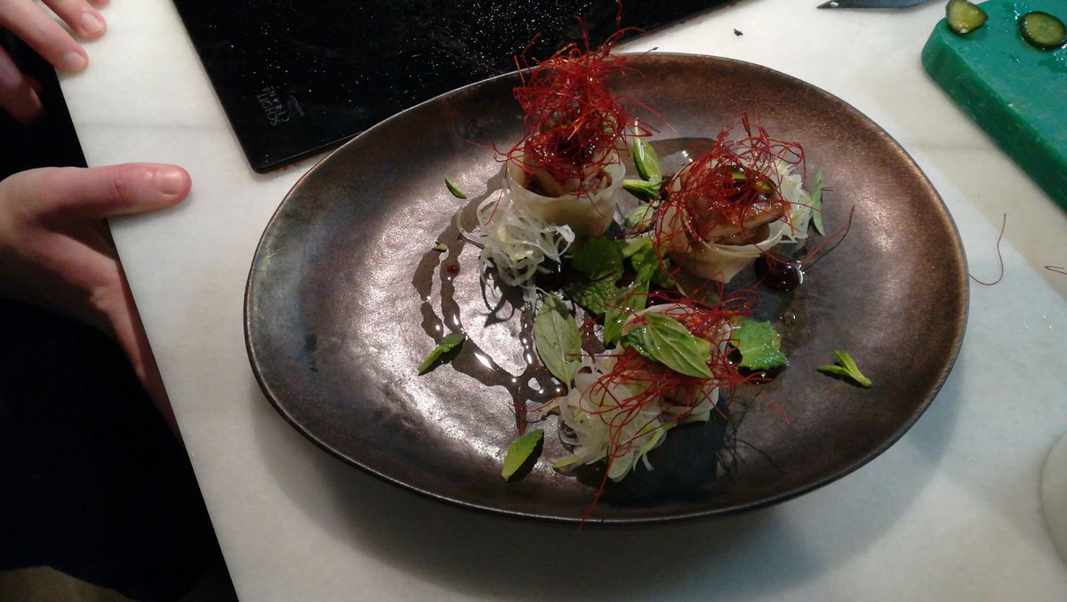 Cocinando fusiones con Tomeu Martí @ArumeSushi . Oriental vs. mallorquín ;)