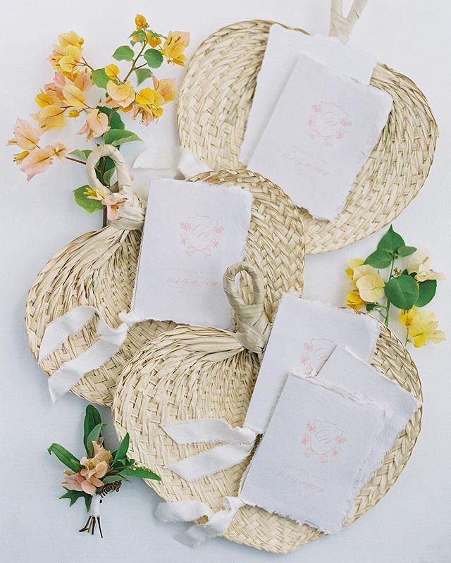 ... WEDDING IDEAS ....
ventagli di paglia per gli ospiti in caso di alte temperature: très très chic!

#wedding #weddinginspo #matrimonio