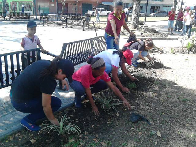 Roraima15's tweet photo. La Vicepresidencia de Mujeres del PSUV, Mov. Ecofeminista de Venezuela @mecofeven , El Instituto Municipal del Ambiente , el colectivo Rafael Urdaneta, Mujeres CLAP, UBCh, concejos comunales remozamos la plaza de Bello Monte, conmemorando el Día Internacional de la Mujer https://t.co/NvibCQTjqd