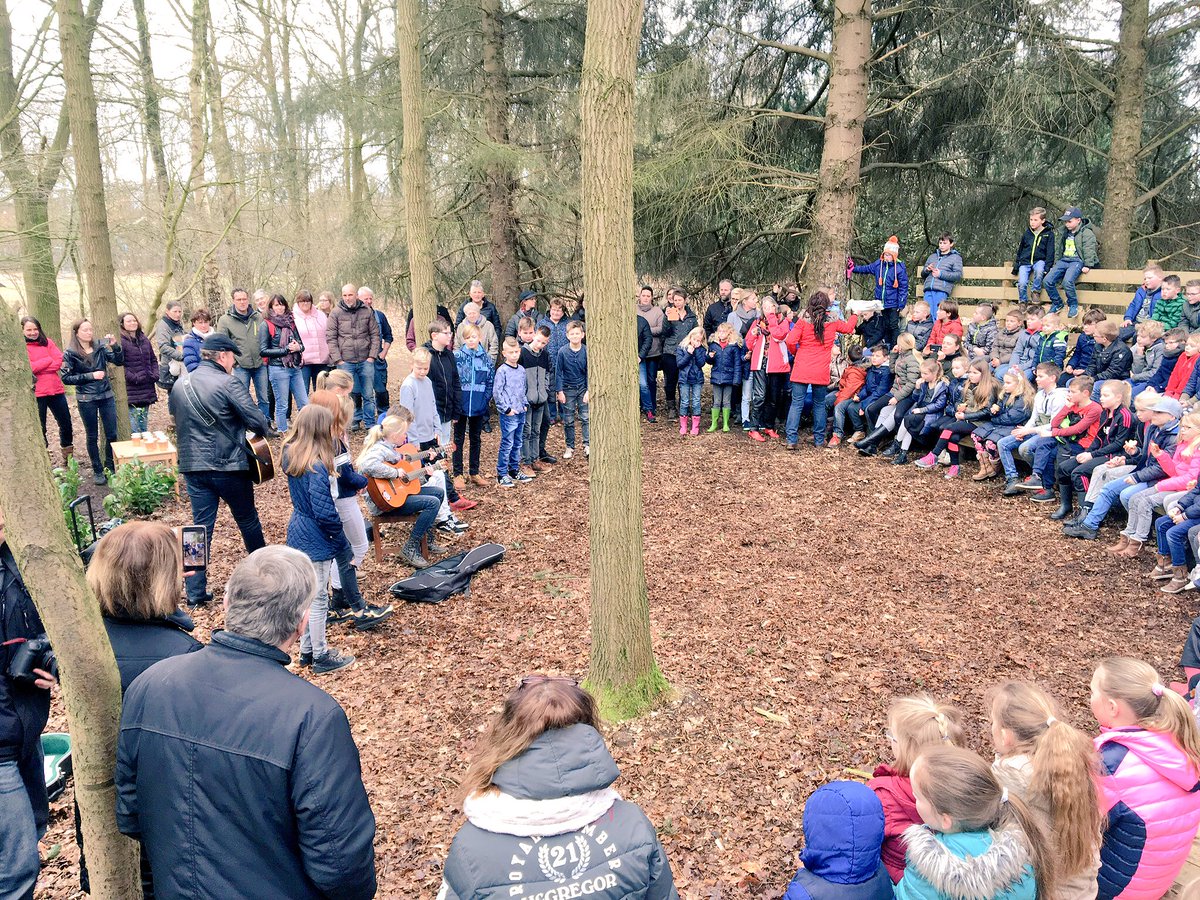 Het bostheater is vanochtend officieel in gebruik genomen! Leerlingen van <a href="/swsdeDriesprong/">swsdeDriesprong</a> zongen samen met <a href="/edwinjongedijk/">Edwin Jongedijk</a>.