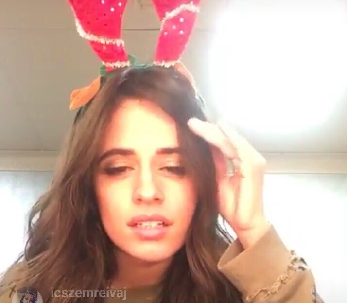 conell55's tweet photo. Camila and her problems with reading the questions from fans https://t.co/igu6IvKoEQ