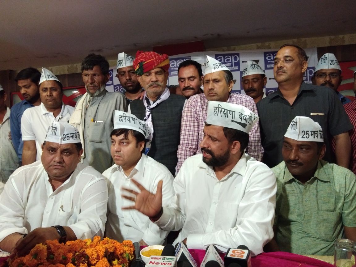 ShailenderYadu's tweet photo. प���रदेश अध्यक्ष @NaveenJaihind फरीदाबाद में प्रेस कॉन्फ्रेंस कर #हरियाणा_बचाओ_रैली के लिए कार्यकर्ताओं को पीले चावल देकर निमंत्रित करते हुए @AAPHaryana https://t.co/AgB1kmXACG