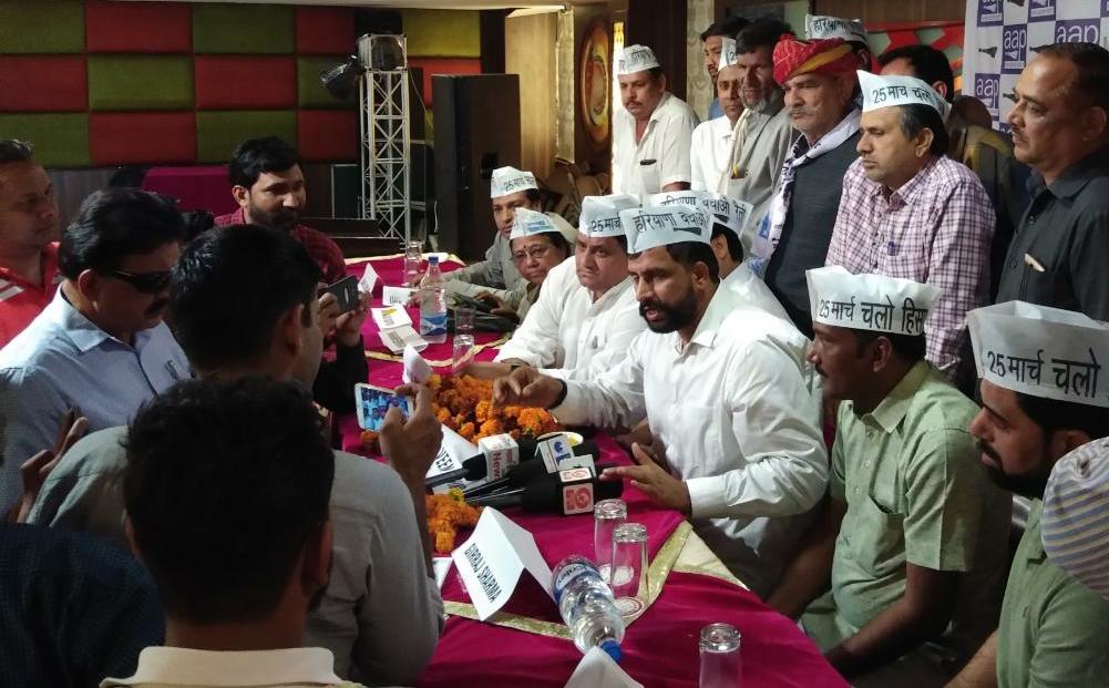 ShailenderYadu's tweet photo. प���रदेश अध्यक्ष @NaveenJaihind फरीदाबाद में प्रेस कॉन्फ्रेंस कर #हरियाणा_बचाओ_रैली के लिए कार्यकर्ताओं को पीले चावल देकर निमंत्रित करते हुए @AAPHaryana https://t.co/AgB1kmXACG