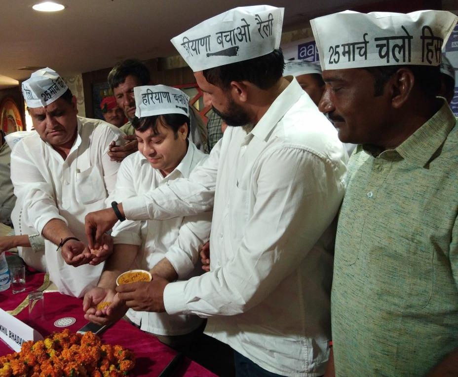 ShailenderYadu's tweet photo. प���रदेश अध्यक्ष @NaveenJaihind फरीदाबाद में प्रेस कॉन्फ्रेंस कर #हरियाणा_बचाओ_रैली के लिए कार्यकर्ताओं को पीले चावल देकर निमंत्रित करते हुए @AAPHaryana https://t.co/AgB1kmXACG