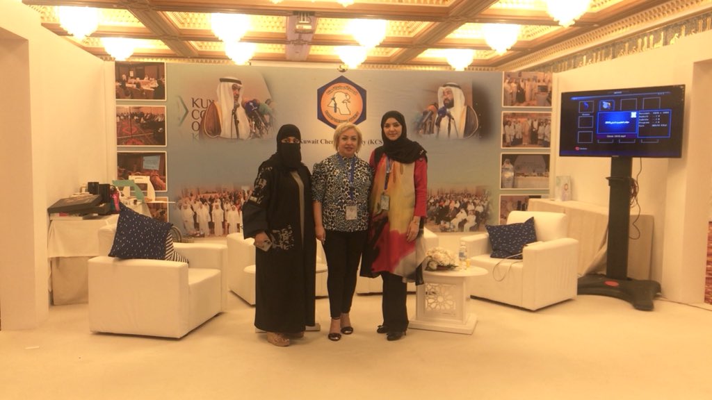 2018_kcc's tweet image. نائب رئيس الجمعية الكيميائية الكويتية أ.هدى النصار وأعضاء بالجمعية الكيميائية الكويتية أ.نورية السلامه وأ.بشاير المطيري