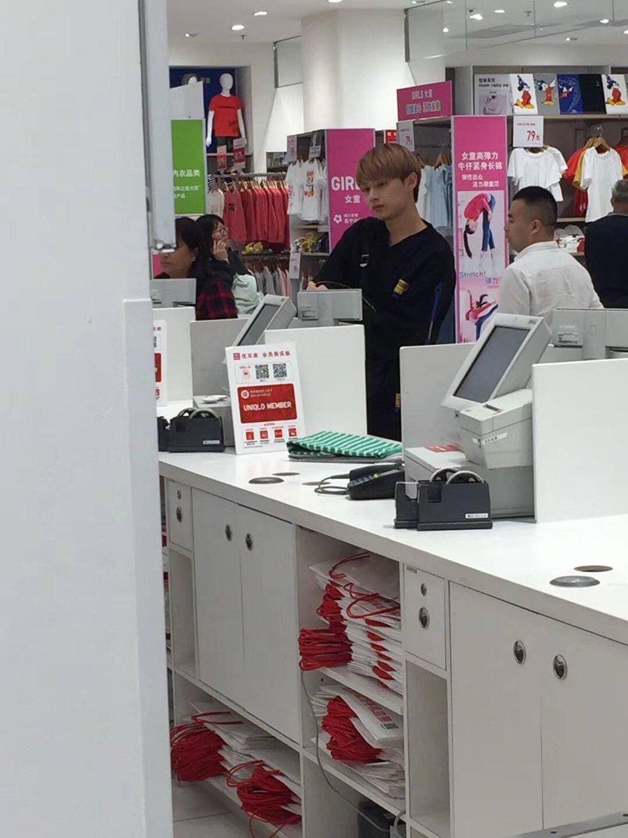 ジュンピ  深セン遭遇

セブチは中国ではまだ知名度そんなに高くないから、ジュンくんは全くバレる心配ないようで、マスクもせずに完全に無防備な状態だそうです🤣

weibo: byeonkk