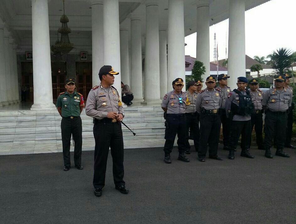 HumasPolresser1's tweet photo. Apel konsolidasi pengamanan RI 1, dipimpin oleh Kapolres Serang Kota AKBP Komarudin S.ik MM. 
Dalam apel konsolidasi tersebut hadir pula Danrem 064/MY Banten Kol. Czi Ito Hediarto S.Sos, Msc https://t.co/aOl55gHPcZ