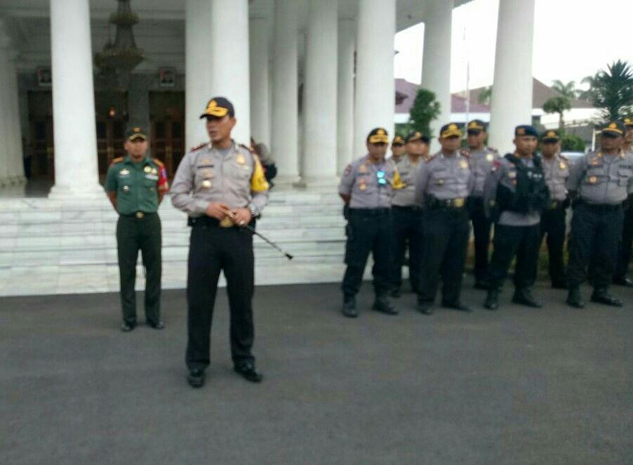 HumasPolresser1's tweet photo. Apel konsolidasi pengamanan RI 1, dipimpin oleh Kapolres Serang Kota AKBP Komarudin S.ik MM. 
Dalam apel konsolidasi tersebut hadir pula Danrem 064/MY Banten Kol. Czi Ito Hediarto S.Sos, Msc https://t.co/aOl55gHPcZ
