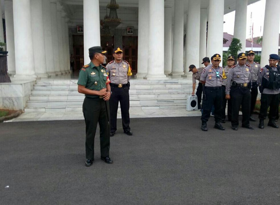 HumasPolresser1's tweet photo. Apel konsolidasi pengamanan RI 1, dipimpin oleh Kapolres Serang Kota AKBP Komarudin S.ik MM. 
Dalam apel konsolidasi tersebut hadir pula Danrem 064/MY Banten Kol. Czi Ito Hediarto S.Sos, Msc https://t.co/aOl55gHPcZ