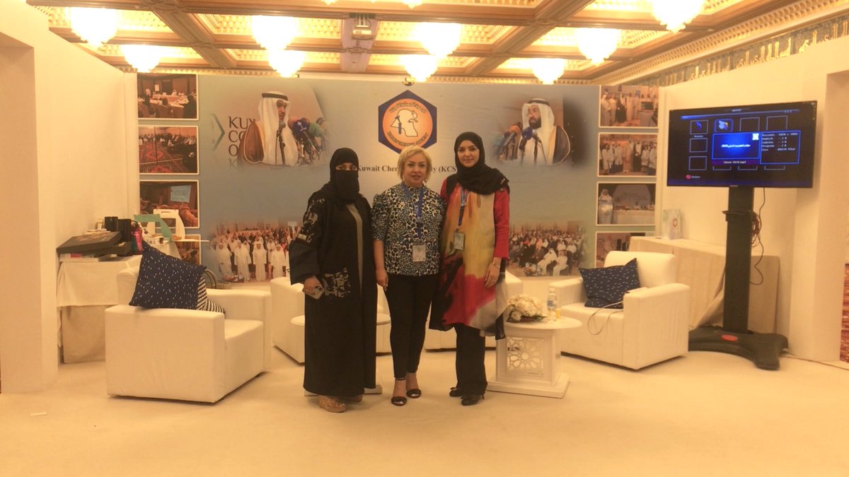 KCS_q8's tweet image. نائب رئيس الجمعية الكيميائية الكويتية أ.هدى النصار وأعضاء بالجمعية الكيميائية الكويتية أ.نورية السلامه وأ.بشاير المطيري