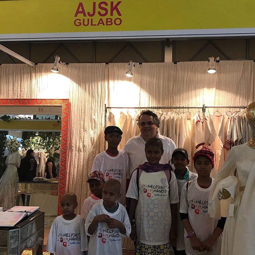 Spreading Smiles!

#SandeepKhosla with the kids of <a href="/HelpingHandsHHF/">helpinghandsindia</a>

#AJSK #AJSKGulabo #helpinghandsfoundationindia #abujanisandeepkhosla
#AbuSandeep #ShopForACause  #FundraiserExhibition #SaveTheGirlChild #Shopping #SupportACause #SurvivorProject