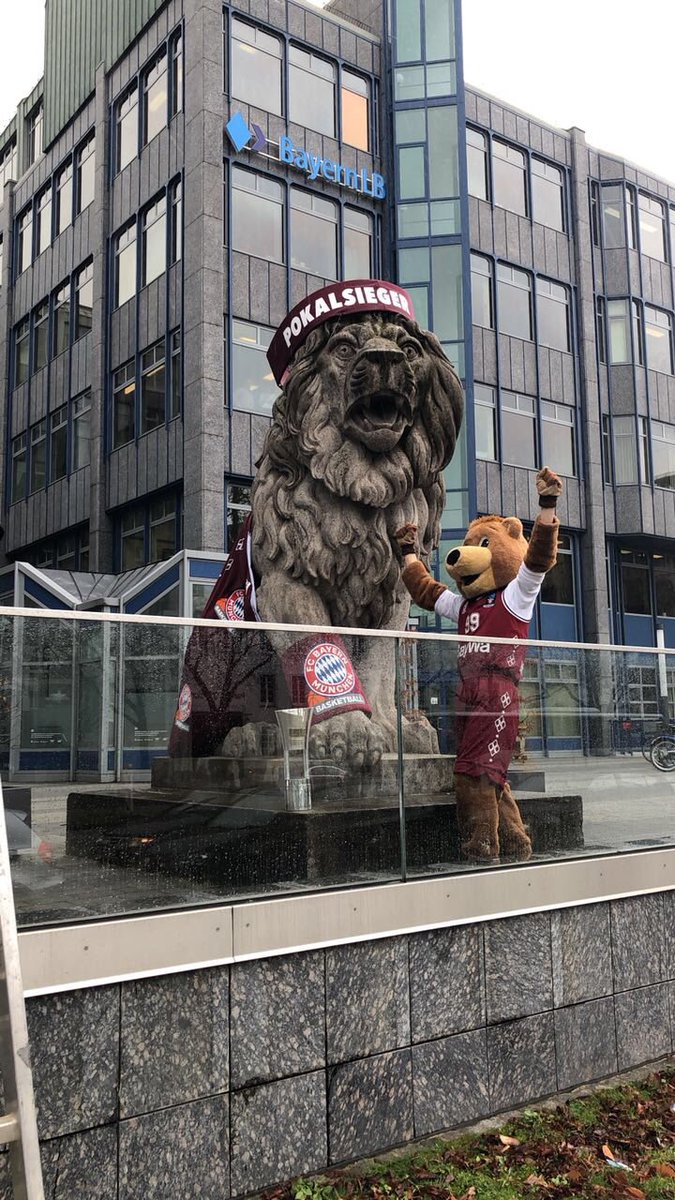 Unser Partner #BayernLB schickt dem Pokalsieger einen Motivationsgruß für heute Abend. Der Landesbank-Löwe vor der BayernLB-Zentrale trägt bereits der richtige Outfit. 😉🔴⚪️ #FCBB_live