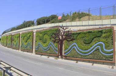KentSavunmasi_'s tweet photo. İstanbul Büyükşehir Belediyesi'nin (İBB) "kentteki yeşil alanları artırmak için" 2009 yılından beri uyguladığı duvarlara saksı ve çiçek uygulamasına 82 milyon liraya yakın para harcandı❕ https://t.co/q9nMl60BOF