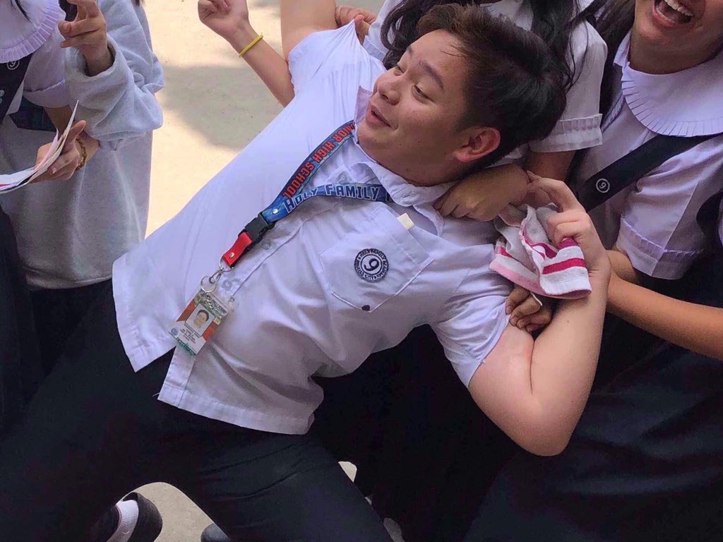 cholESTHERol's tweet photo. yung ayaw mona bitawan esther... @kimo_buns https://t.co/dWSaR1qxDc