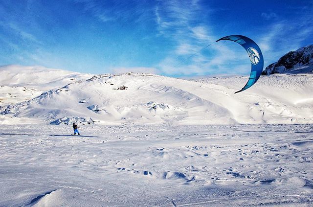 Snow kiting season is on and Haukeli in Norway has some beautiful areas and excellent conditions. @lapointkitecamps #lapoint #lapointkite #lapointkitecamps #kiteboarding #haukeliseter #snowboarding #kiteground #thekitemag @cabrinhakites @thekiteshots @th… ift.tt/2HzAnjA