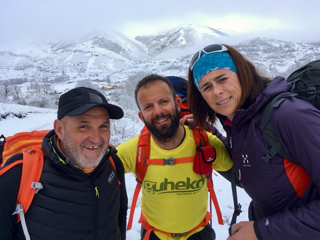 Pedribor's tweet photo. Un lujo compartir días de monte y risas, con estos dos mitos del alpinismo @Edurne_Pasaban y Juanito Ollarzabal. Gracias @JesusCalleja por contar con nosotros para acompañaros en esta montaña que tanto queremos y que tanto nos gusta @emiliovaldes_ @kike_calleja @guhekoleon https://t.co/ohOhOD2UoR