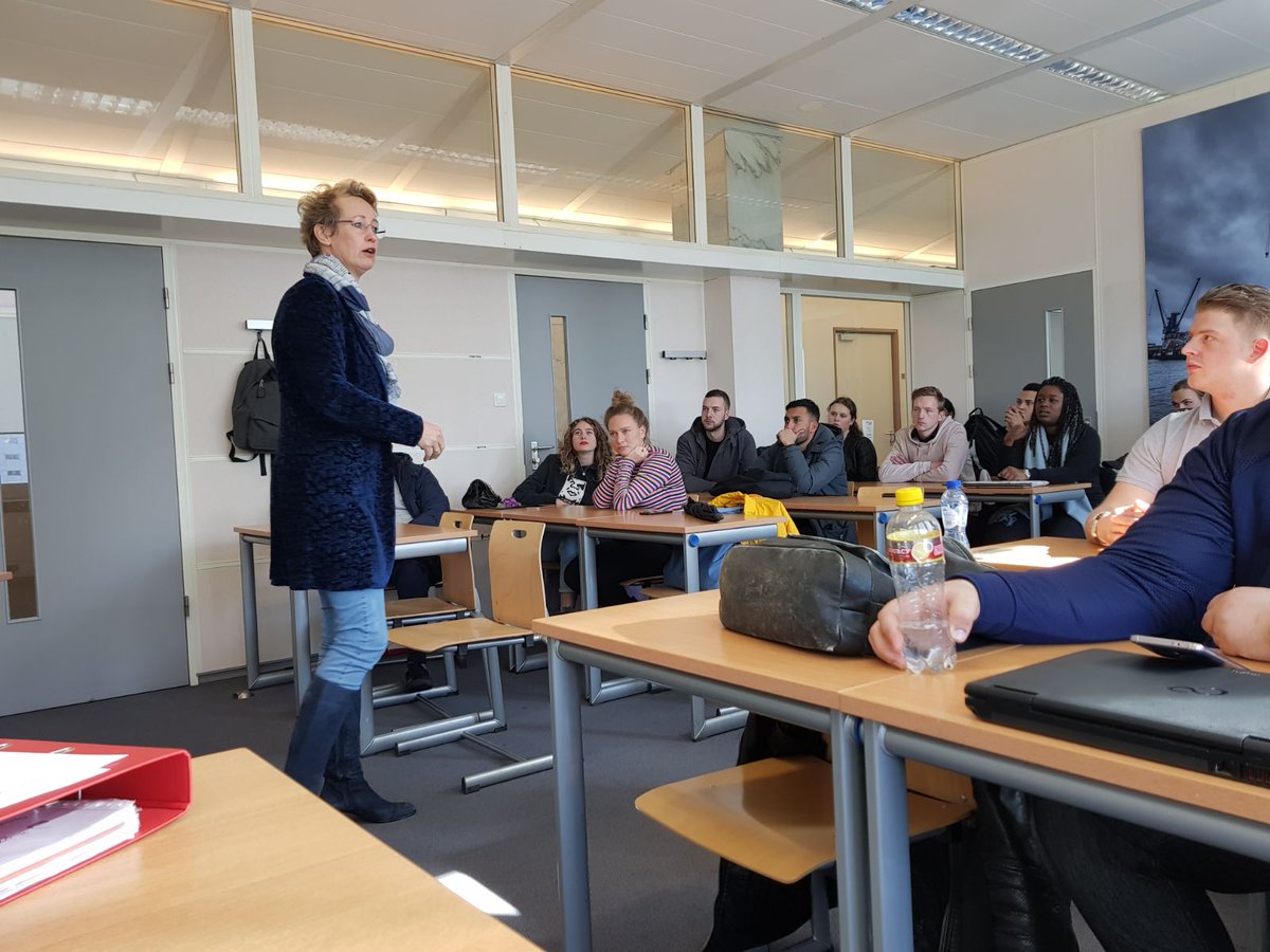 Afgelopen donderdag kregen de studenten een #masterclass van Karin de Vries. Het was een leerzame masterclass. Bedankt Karin! #adondernemen #ondernemerstuin