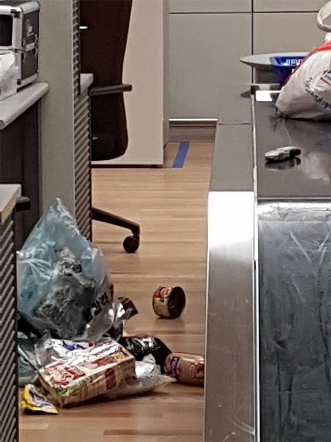 Цагтаа бидний боолын боол явсан Солонгосууд манай иргэдийг ингэж доромжилж гутаадаг юм байна.Энэ тухай сайд Цогтбаатар ярих ёстой.Эдний иргэдийг орж гарахад нь өмд гутал турсикийг нь тайлж шалгах хэрэгтэй.Эд нар манайхаас хиам консерв зөөхгүй алт эрдэнэс зөөнө.Муусайн новшнууд.