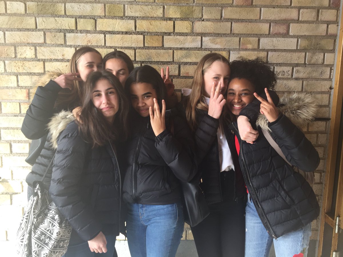 esra96479567's tweet photo. Nu skiljs vi åt @IzabelleTewolde @claraaodlind @gabriellepavloa @norakhaleghi @ChatilaNelsson @amandaahholm saknar @dyyana04 https://t.co/86GBNVEBzh