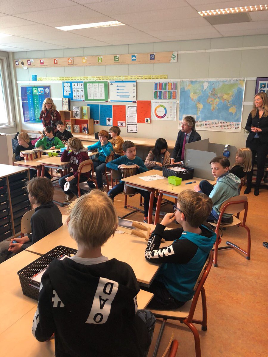 PROO_Academie's tweet photo. Vandaag heeft minister Slob, in het kader van de week van de hoogbegaafdheid, onze Nova afdeling op OBS Anne Frank bezocht. Vol trots hebben laten zien wat we in 8 jaar hebben bereikt 😃 https://t.co/oqAGjbU5BQ