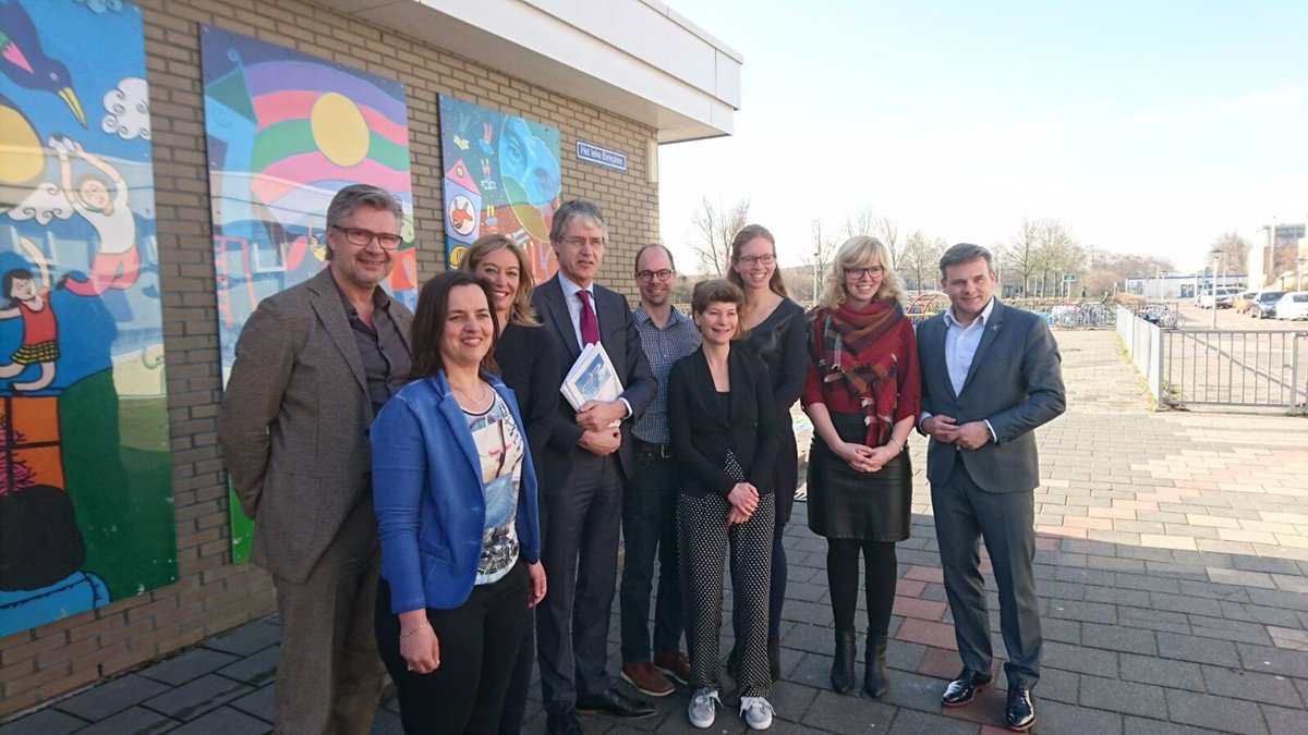 PROO_Academie's tweet photo. Vandaag heeft minister Slob, in het kader van de week van de hoogbegaafdheid, onze Nova afdeling op OBS Anne Frank bezocht. Vol trots hebben laten zien wat we in 8 jaar hebben bereikt 😃 https://t.co/oqAGjbU5BQ