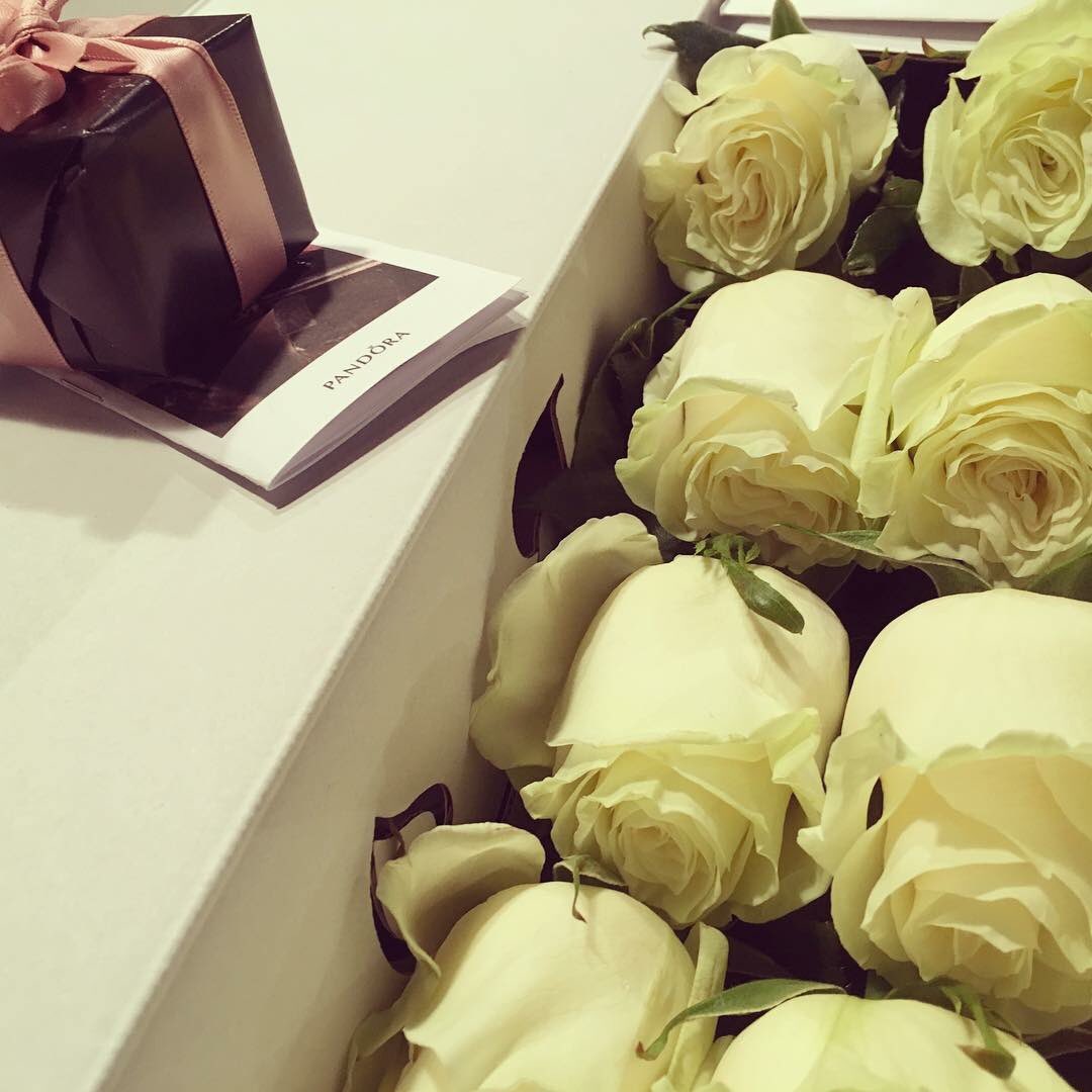 Rosartist1's tweet photo. ~ Special Gift 🌹 
#rosartist #dreambox #roses
@theofficialpandora https://t.co/lOpcYasPTd