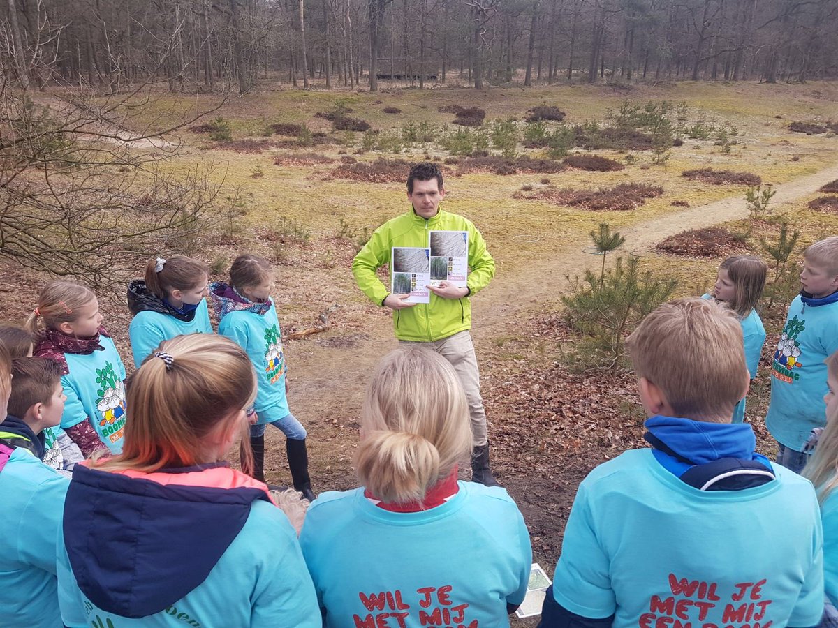 IVNRegioNoord's tweet photo. Ruim 80 leerlingen uit #Borger-Odoorn plantten vandaag bomen en deden allerlei activiteiten in het bos bij @_poolshoogte tijdens de provinciale #boomfeestdag! https://t.co/TmXC1K8fJP