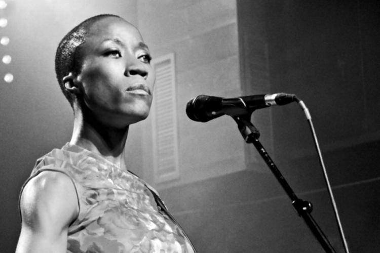 CultureVdA's tweet photo. #SaisonCulturelle #JournéesdelaFrancophonie #Stasera #14marzo alle h 21 sul palco del #TeatroSplendor di #Aosta, la cantante del Mali #RokiaTraoré, una delle nuove regine della musica africana. https://t.co/zjCnR9J0GB