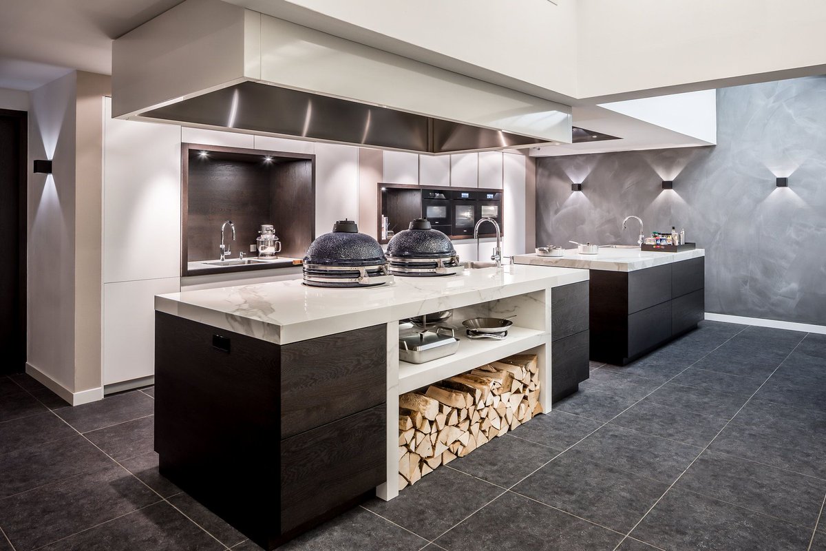 Exclusieve handgemaakte keuken met Kamado's. Wat een bijzonder mooi keukenontwerp van <a href="/keukenmaassluis/">SmartDesign Keukenstudio</a>. Bekijk meer op OBLY: obly.com/profile/keuken… #keukendesign #kamado #grill #droomkeuken #maatwerk #keukenontwerp #keukeninspiratie #keuken #maatwerkkeuken #luxewonen