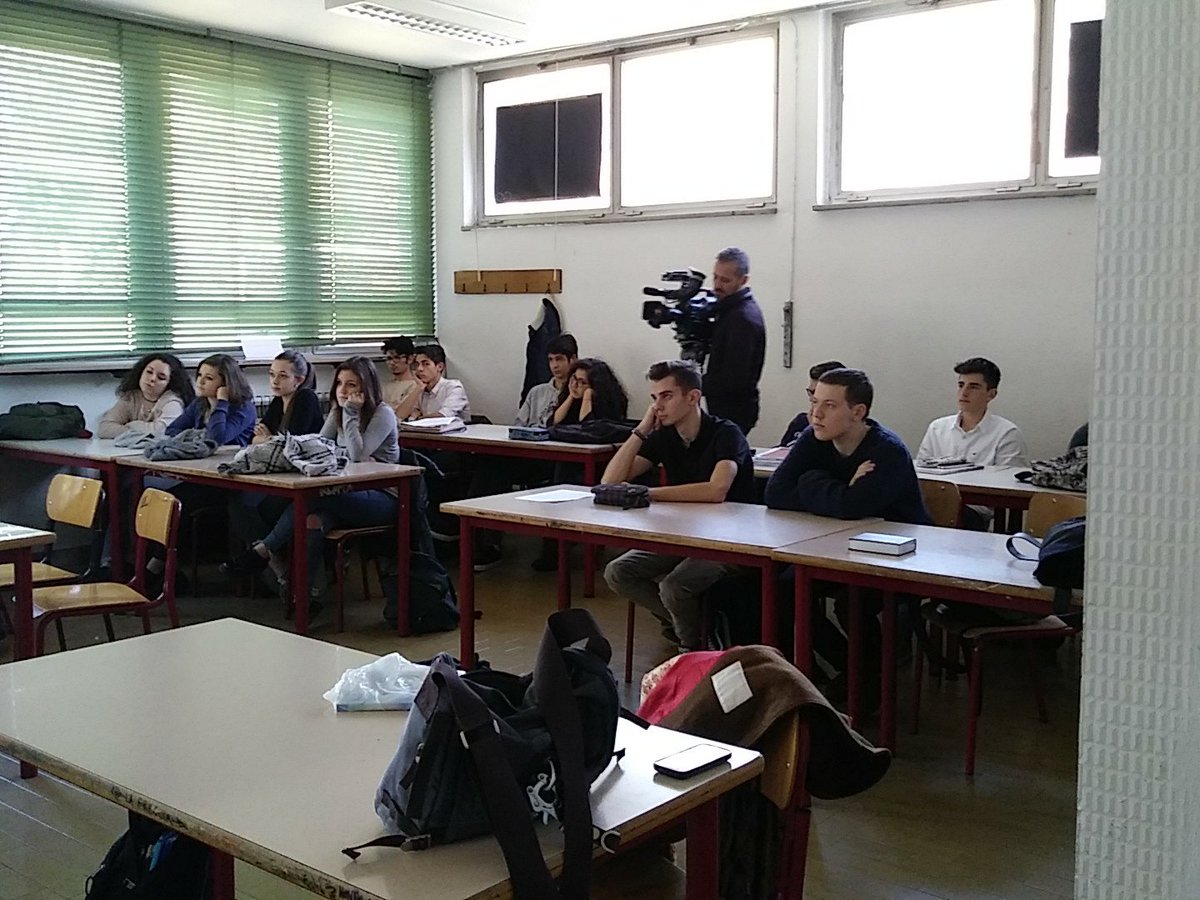 LiceoCottini's tweet photo. #LiceoCottini dopo aver presentato il progetto #AxTo alla presenza della Assessora la classe 4D viene intervistata  dal #giornalista #albertogedda della #Rai3 https://t.co/LpcTk5A7KV