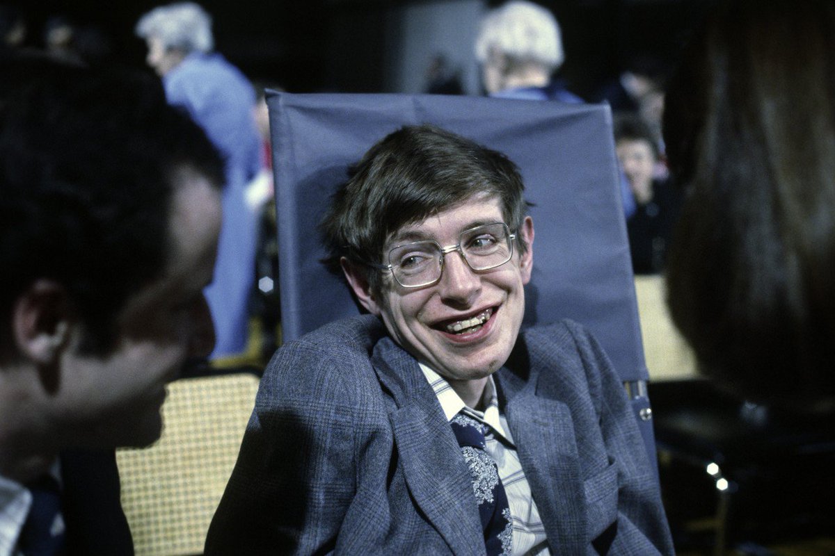 Stephen Hawking es uno de los físicos teóricos más destacados de la historia. Revolucionó nuestra comprensión del universo con su trabajo, que abarcó desde el Big Bang a los agujeros negros. Sus libros han llegado a muchos lectores... Es una figura única que nos ha dejado.